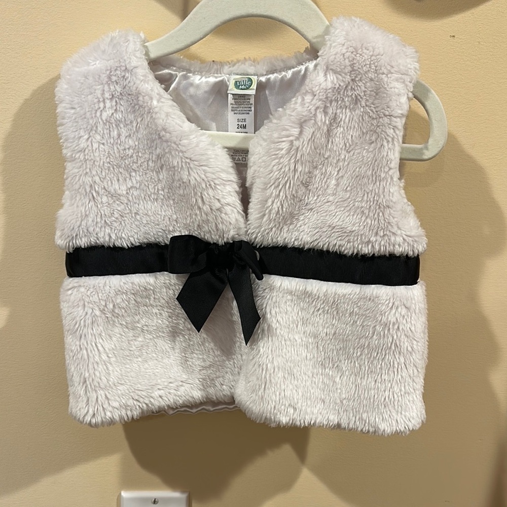 Elegant White Faux Fur Vest with Black Bow